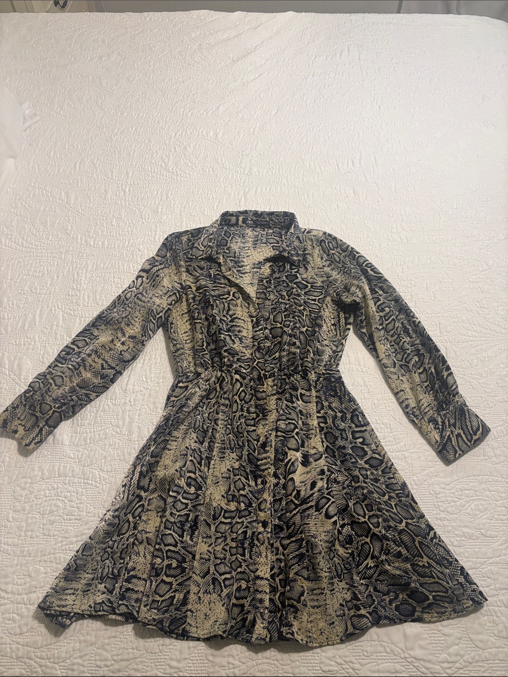 Zara Long-Sleeve snake Print Shirt Dress in navy and Cream size medium